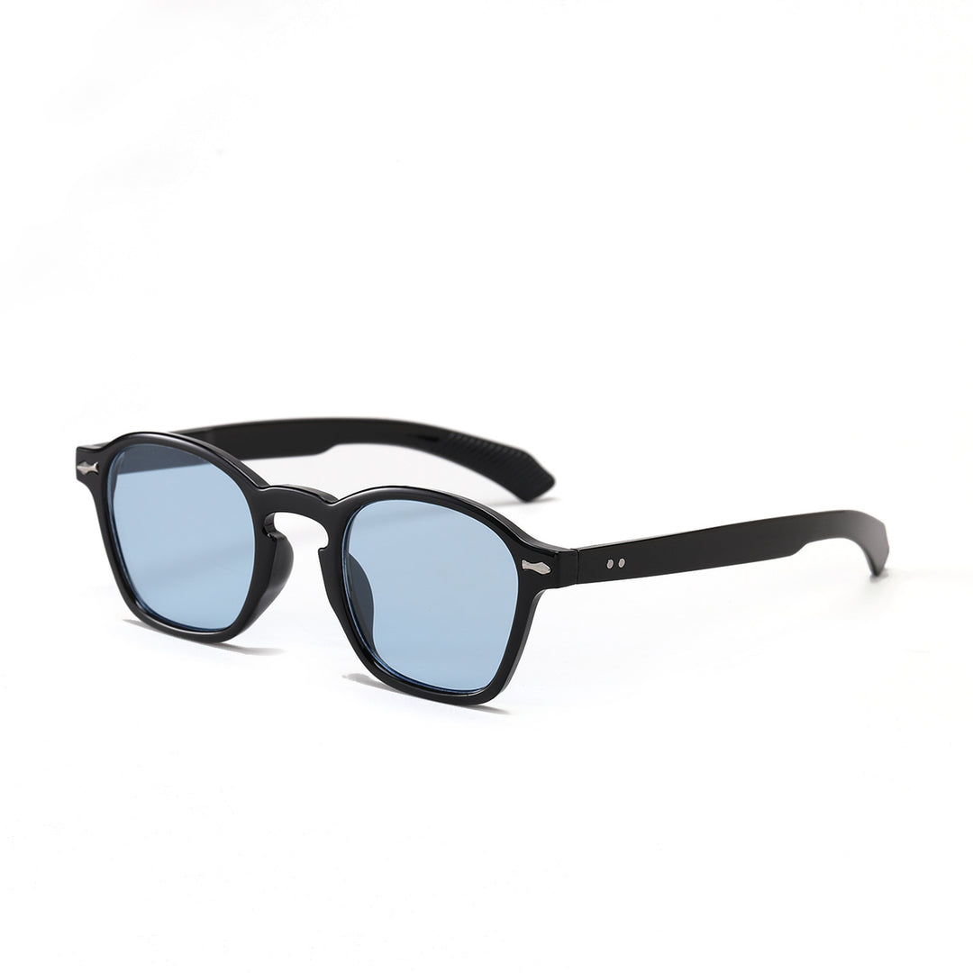 Dame moteriktig solbrille med innovativt design og matt plastikkramme Skanto
