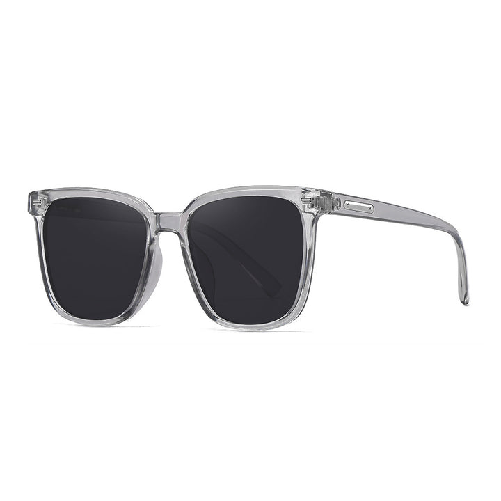 Dame designer solbrille i avslappet stilfull ramme Skanto