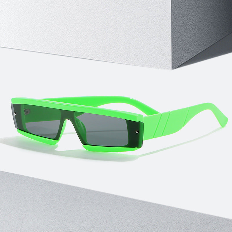 Dame futuristiske solbriller i kantete design Skanto