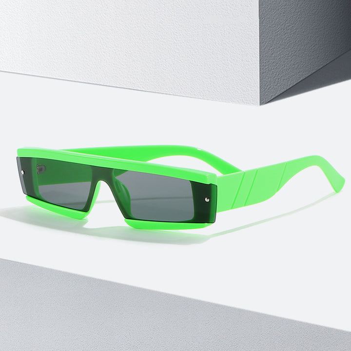 Dame futuristiske solbriller i kantete design Skanto