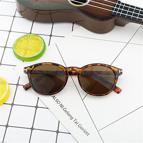 Dame moterik rund solbrille med elegant plastramme Skanto