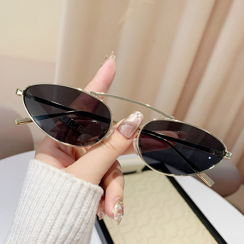Dame modische solbrille i elegant ovaldesign Skanto
