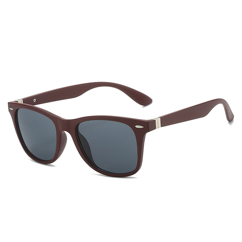 Dame moteriktig solbrille med beskyttende UV-beskyttelse og trendy design Skanto
