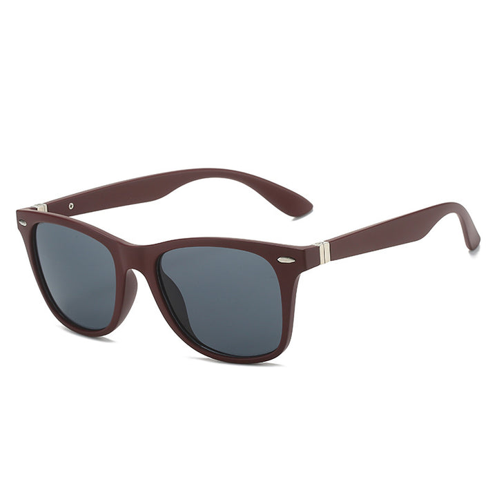 Dame moteriktig solbrille med beskyttende UV-beskyttelse og trendy design Skanto