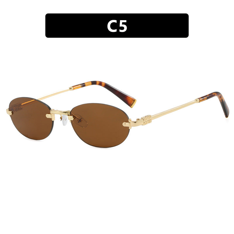 Dame moterimessig solbrille med oval ramme og elegante aksenter Skanto