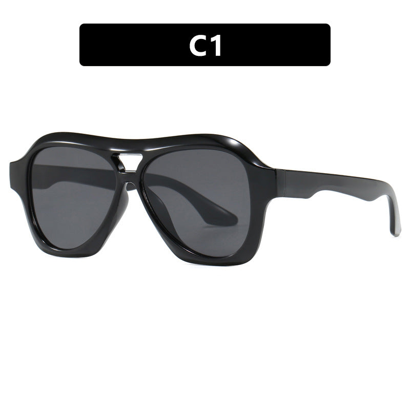 Dame moterik solbrille i innovativ design med bred ramme Skanto