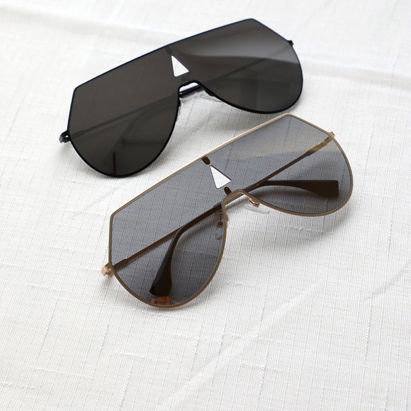 Dame futuristisk oversized solbriller med beskyttende metallramme Skanto