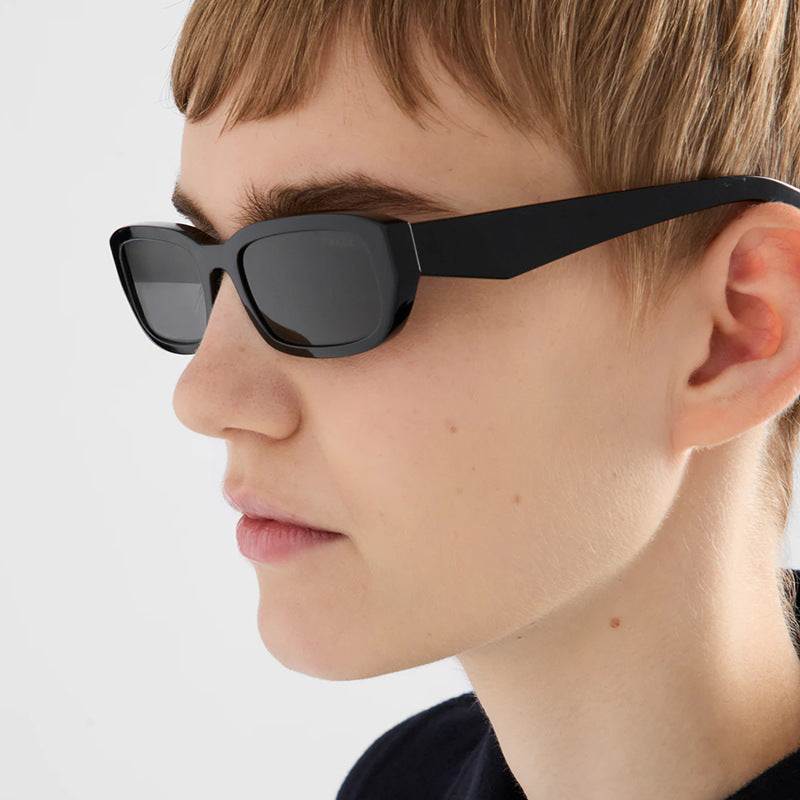 Dame moteriktig solbrille med stilfull, rektangulær ramme Skanto