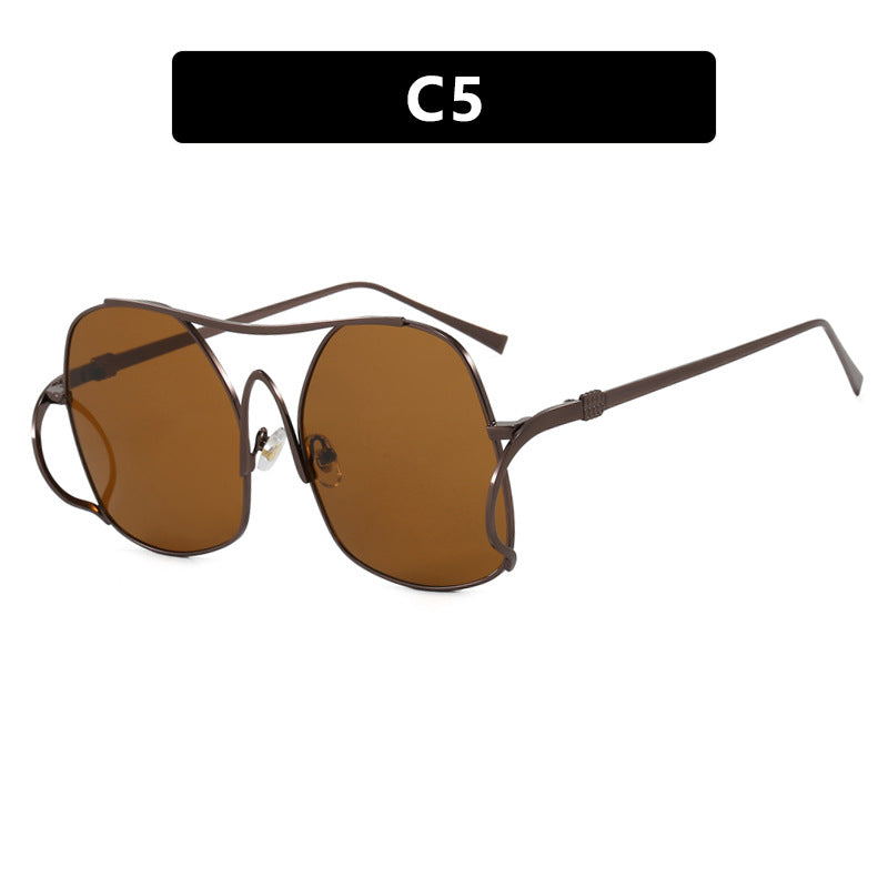 Dame geometrisk solbrille med smal metallramme og brune glass Skanto