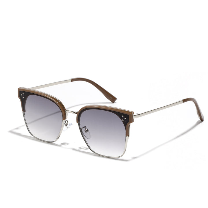 Dame moteriktig solbrille med markant design og kontrastfylt ramme Skanto