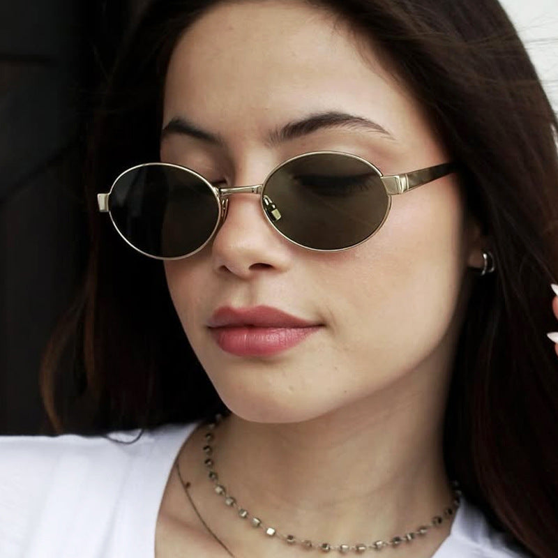 Dame rund brille med elegant metallramme og justerbare nesepads Skanto