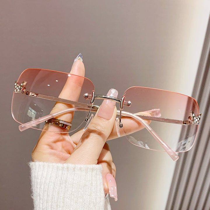 Damer moderiktig solbrille med unik ramme og luksuriøse aksenter Skanto