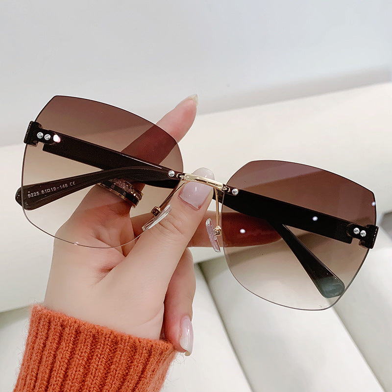 Dame elegant solbrille med innovativ design Skanto