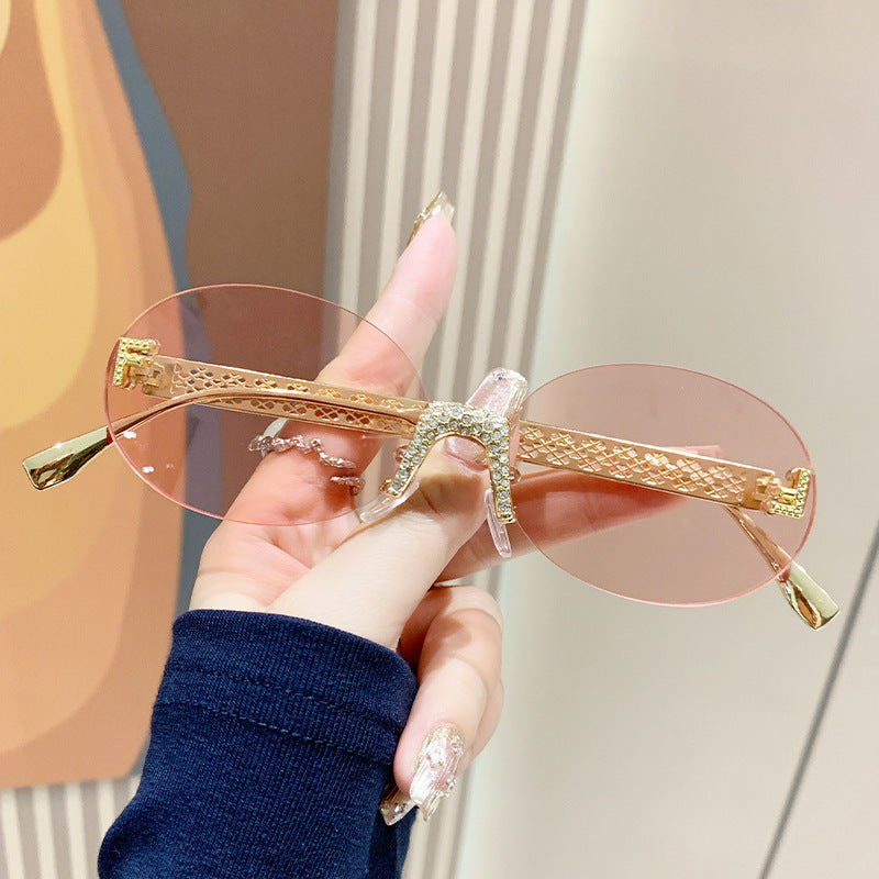 Dame solbrille med glitrende ramme og ovale glass Skanto