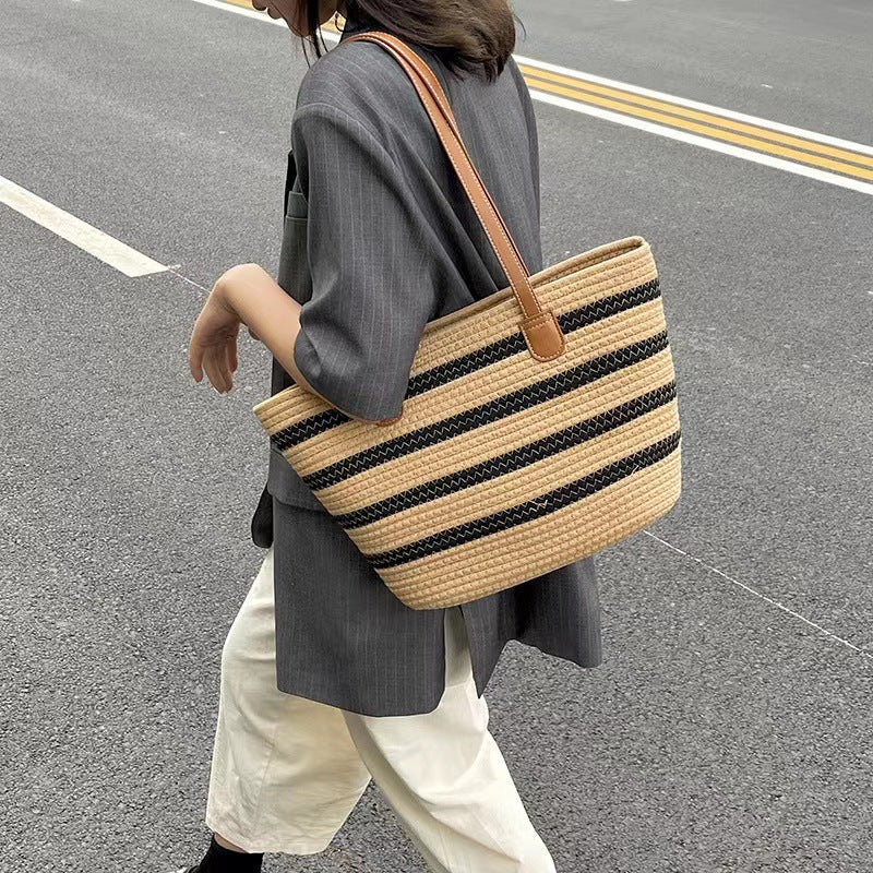 Elegant Tote Bag laget av vevd bastmateriale med robuste lærdetaljer Skanto