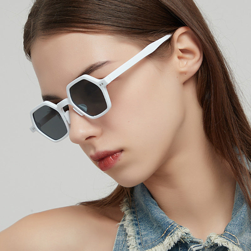 Dame heksagonal solbrille i moderne design med beskyttende linser Skanto