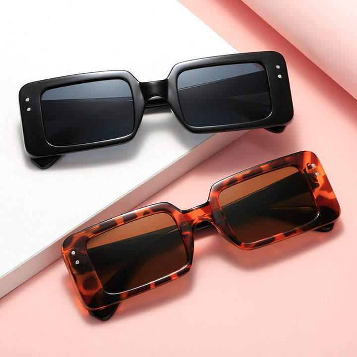 Dame trendy firkantet solbrille med moderne design og UV-beskyttelse Skanto