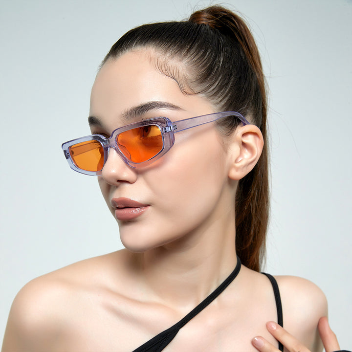 Dame moteriktig kvadratisk solbrille med moderne høyglanset plastramme Skanto