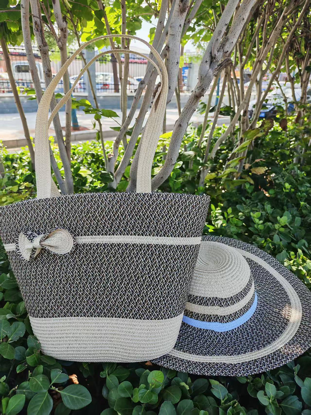 Elegante solhatt med bred brem og diskret stripemønster Skanto