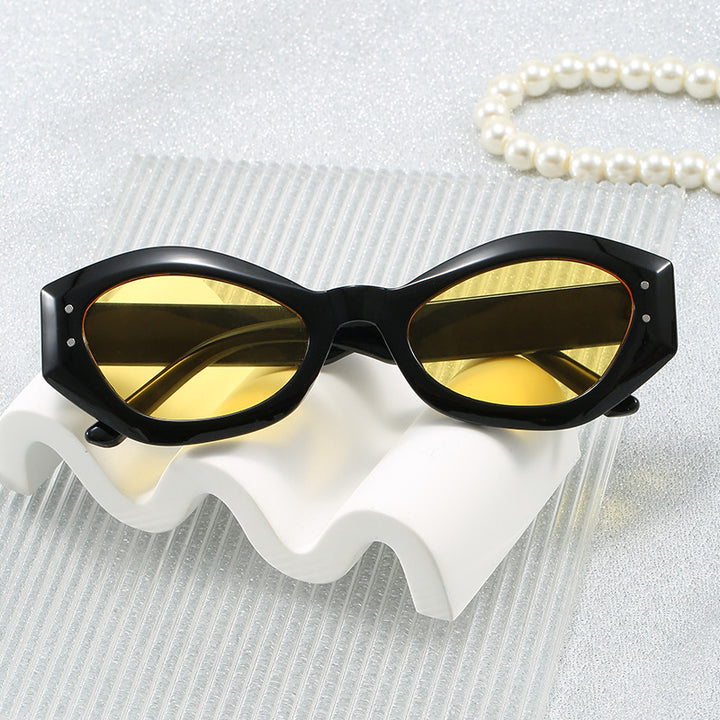 Dame Cat-Eye solbriller med moderne design og bred ramme Skanto