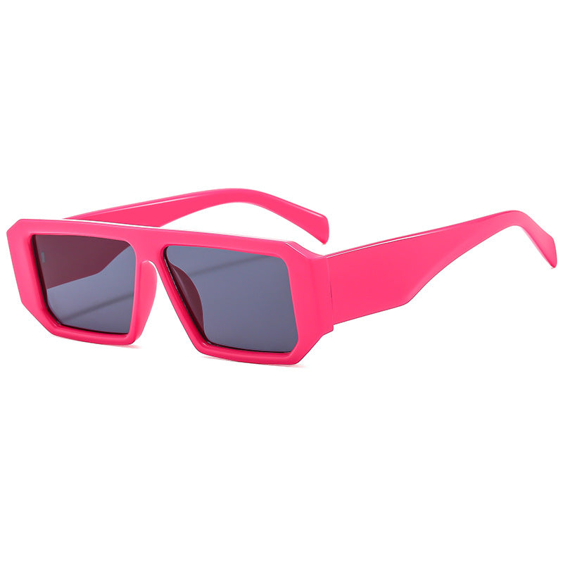 Dame moteriktig solbrille i iøynefallende geometrisk design Skanto