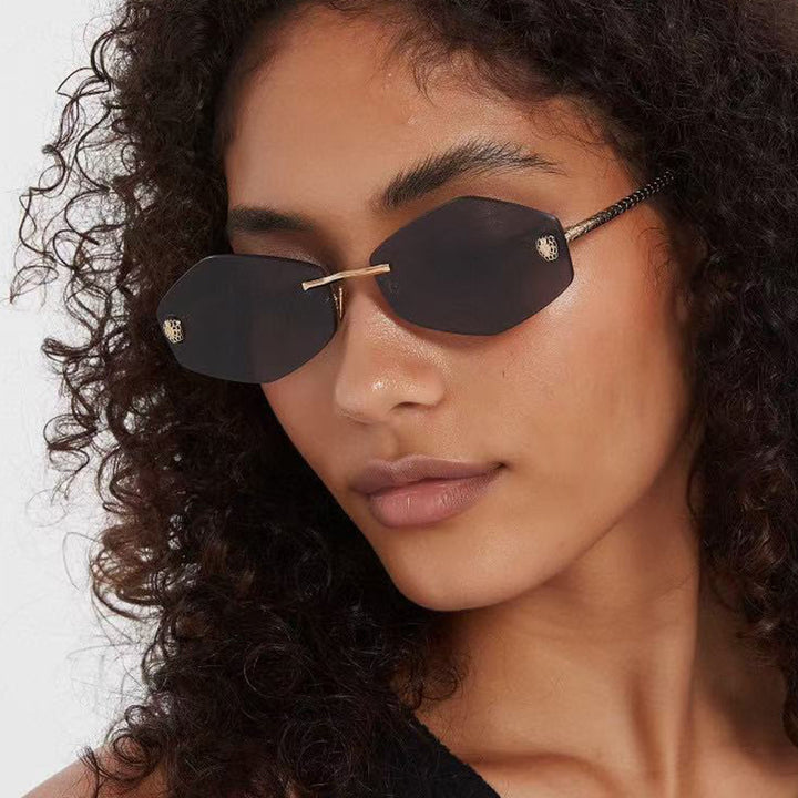Dame geometrisk solbrille i moderne design med elegant metallramme Skanto