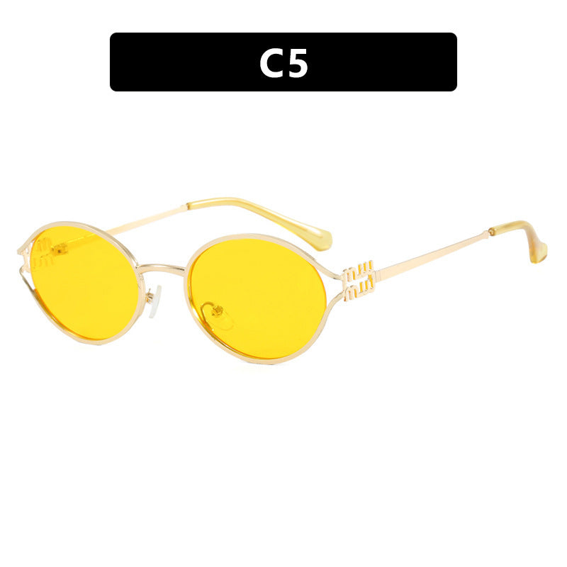 Dame ovalformet solbrille med elegant metallramme og moderne design Skanto