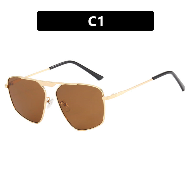 Dame solbrille i moderne, geometrisk design med robust metallramme Skanto