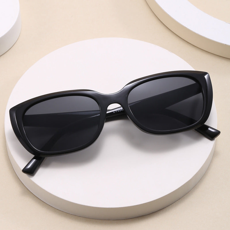 Dame trendy cat-eye solbriller i minimalistisk design skanto