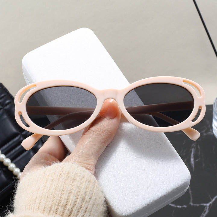 Damen modische solbrille med oval ramme og unikt design Skanto