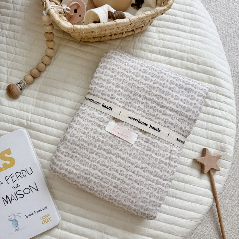 Unisex Musselinteppe med delikat blomsterdesign og elegante volanger Skanto