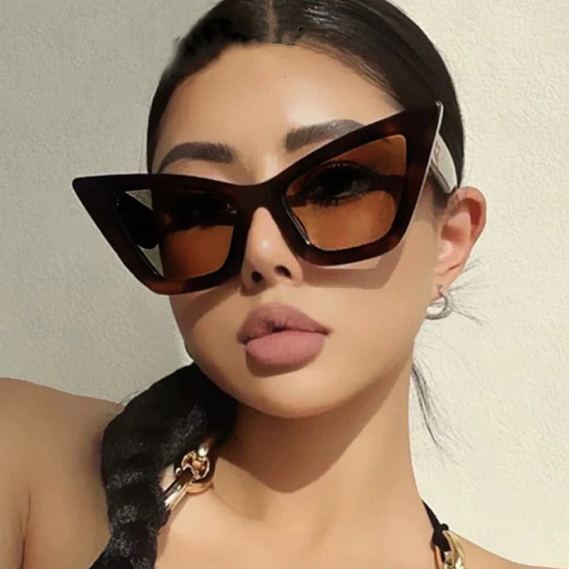 Dame trendy Cat-Eye solbriller med robust design og UV-beskyttelse Skanto