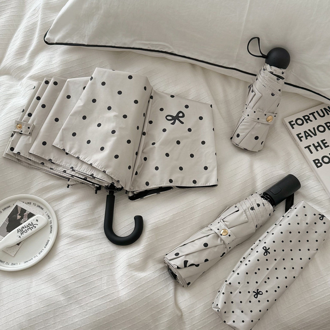 Dame kompakt paraply med stilfull prikkedesign Skanto