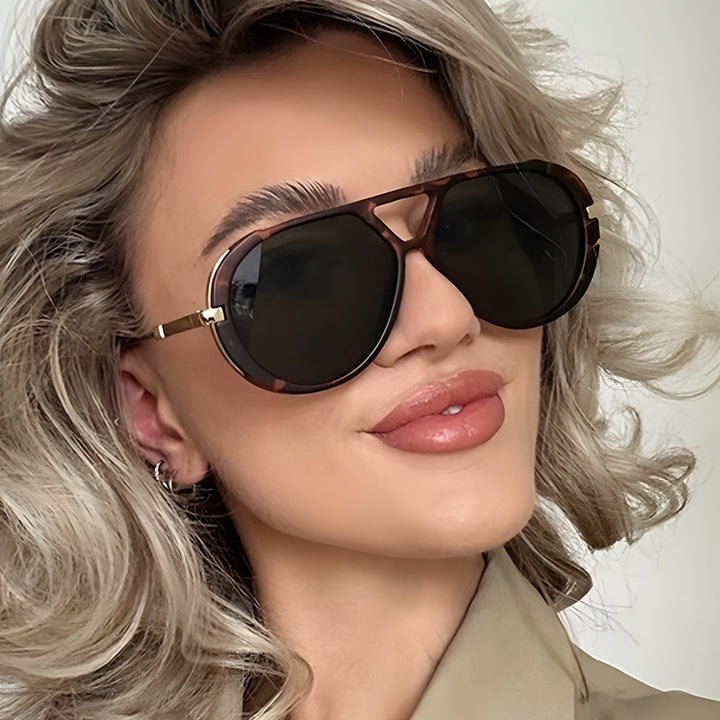 Dame fashionable solbriller i elegant pilotenstil Skanto