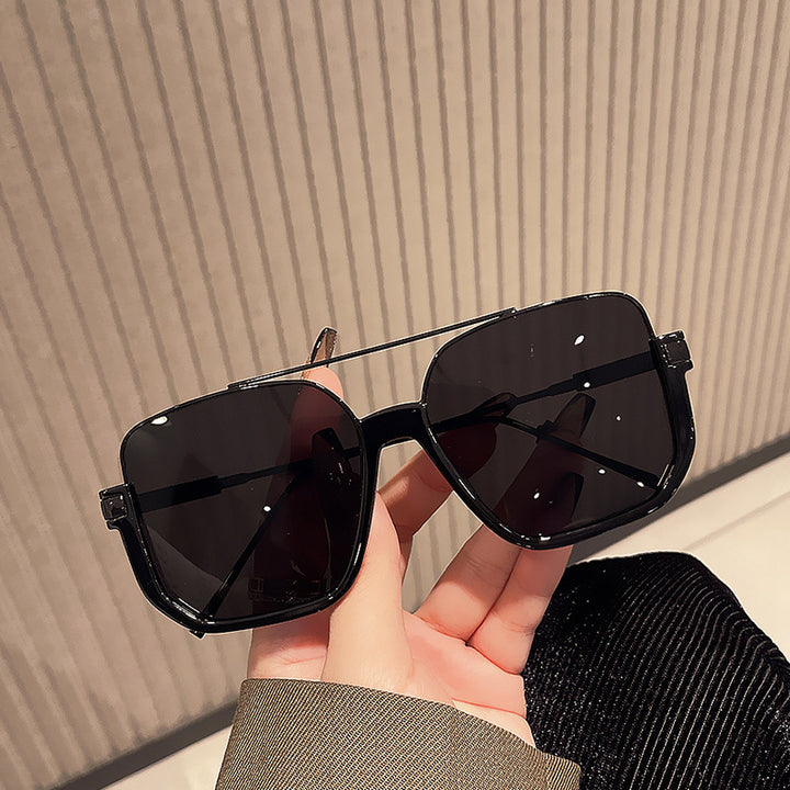 Dame oversized solbriller med elegant, kvadratisk ramme Skanto