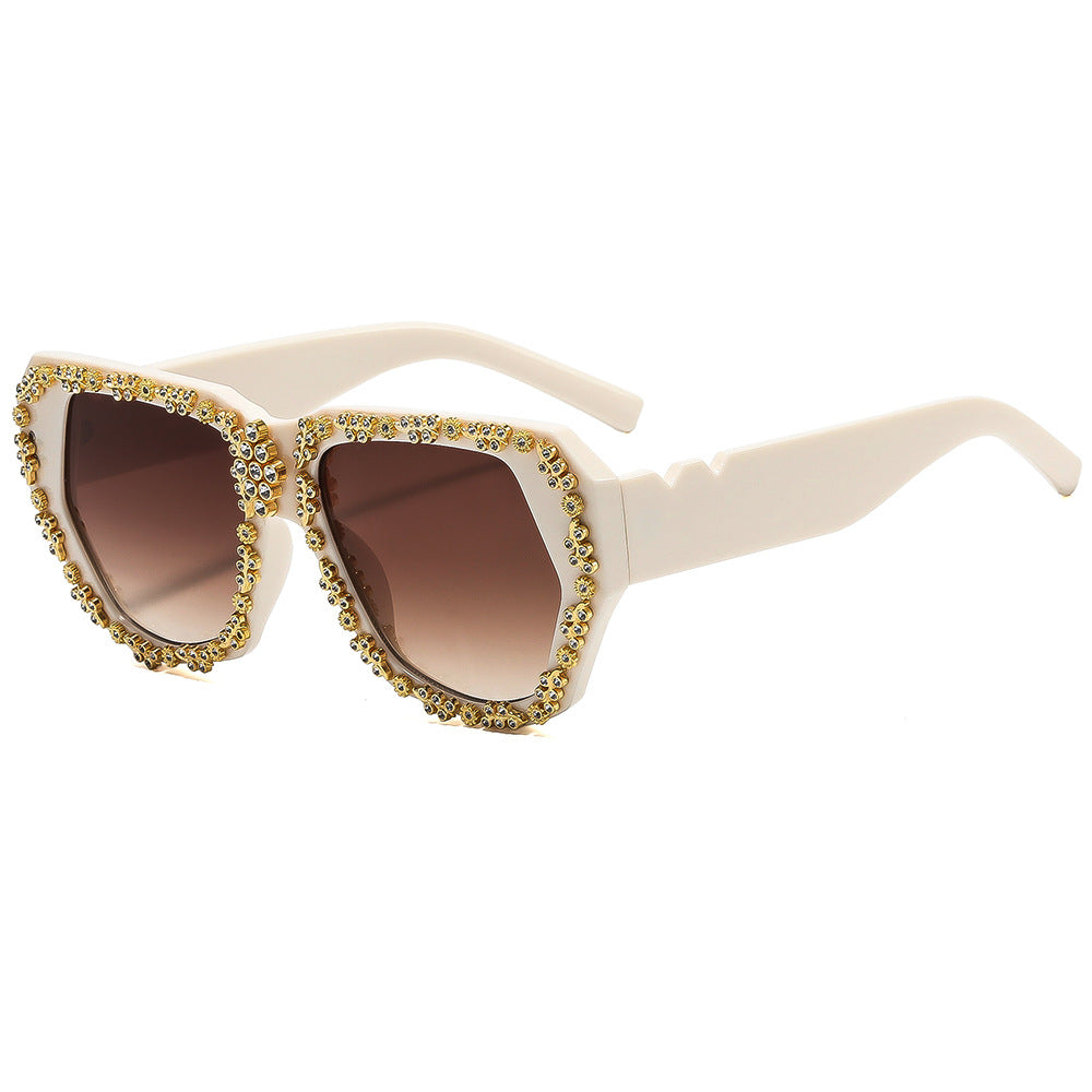 Dame modische solbrille med opulent krystallramme Skanto