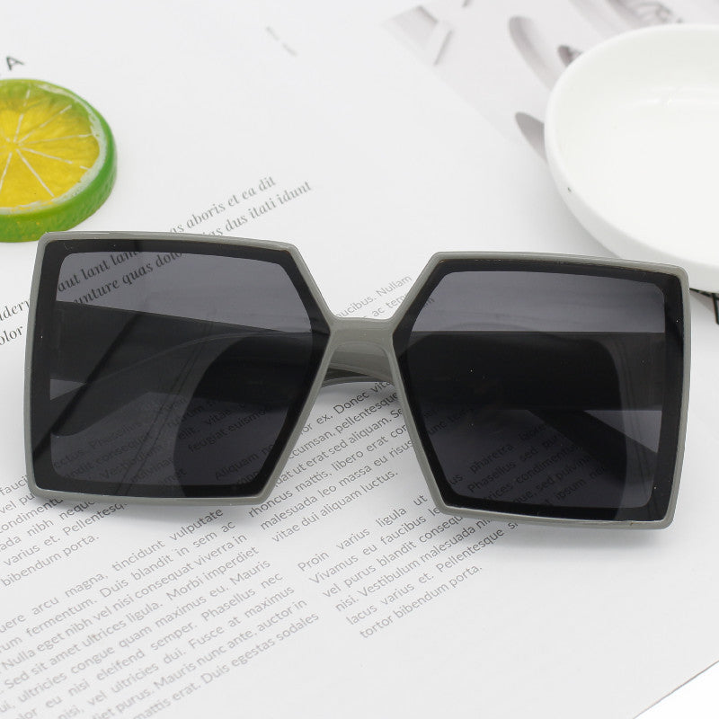 Dame Mote Oversized Solbriller med kantet design Skanto