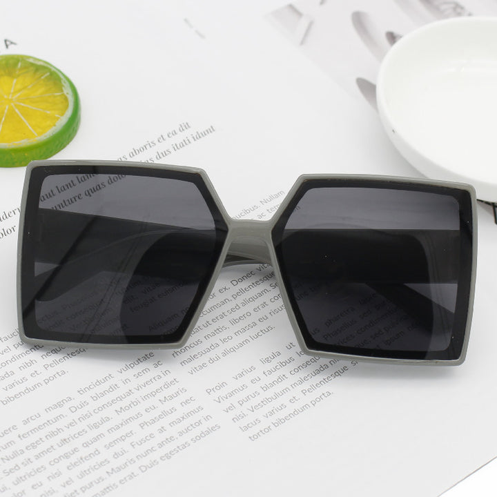 Dame Mote Oversized Solbriller med kantet design Skanto