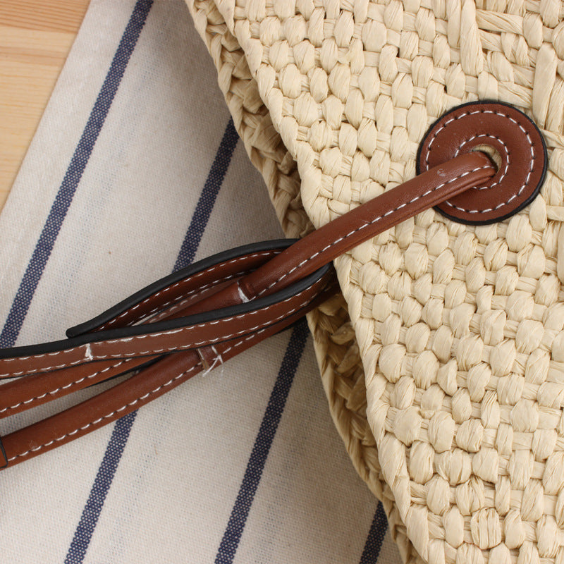 Beach bag made of handmade natural material with sturdy leather handle Skanto