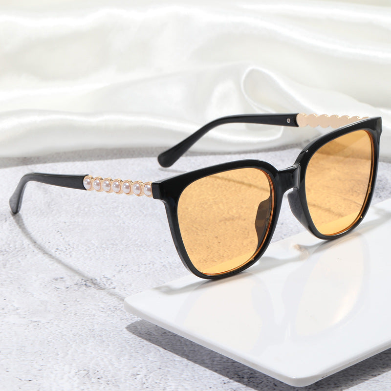 Damer oversized solbriller med elegant perlepynt-dekorasjon Skanto