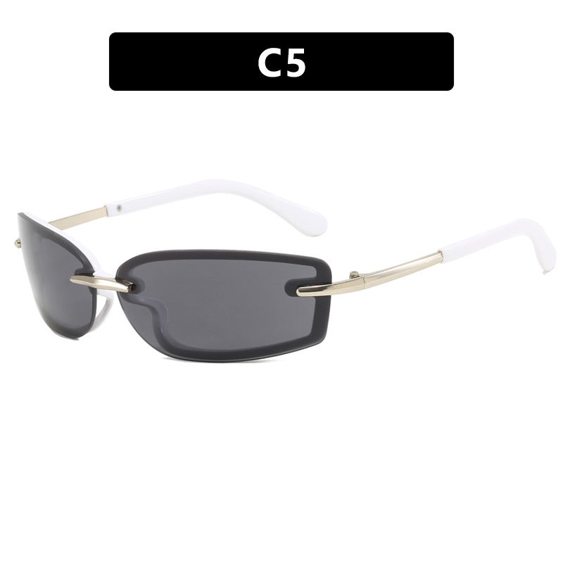 Dame moteriktig solbrille i futuristisk design og gjennomsiktig ramme Skanto