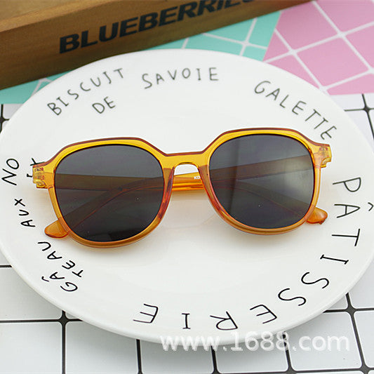 Dame geometrisk solbrille med transparent rammestruktur Skanto