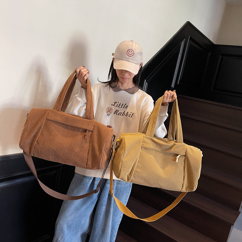 Sporty reiseveske laget av fuzzy cord-materiale med justerbar skulderrem Skanto