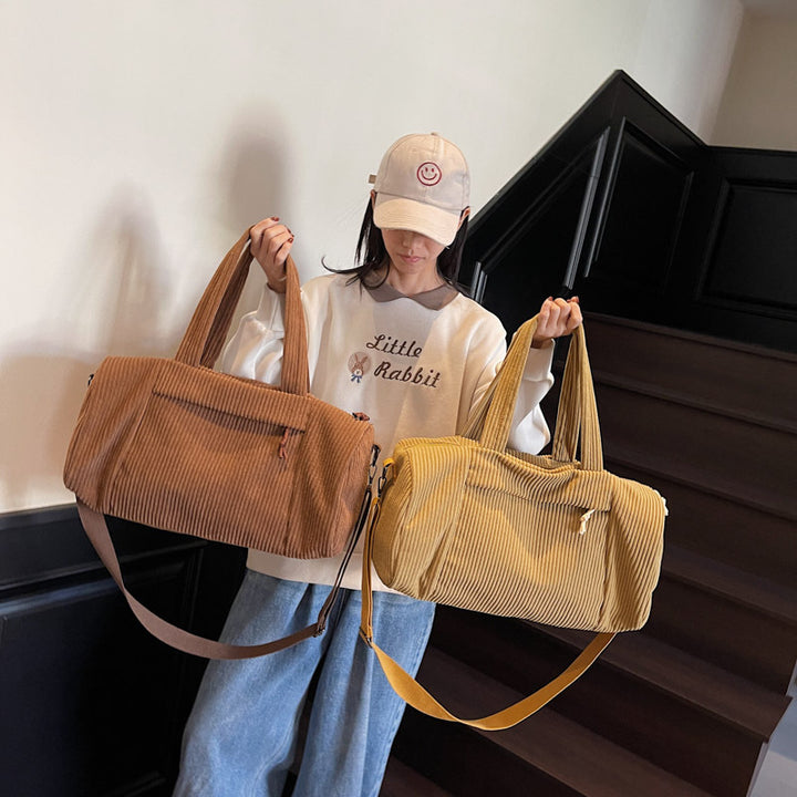 Sporty reiseveske laget av fuzzy cord-materiale med justerbar skulderrem Skanto