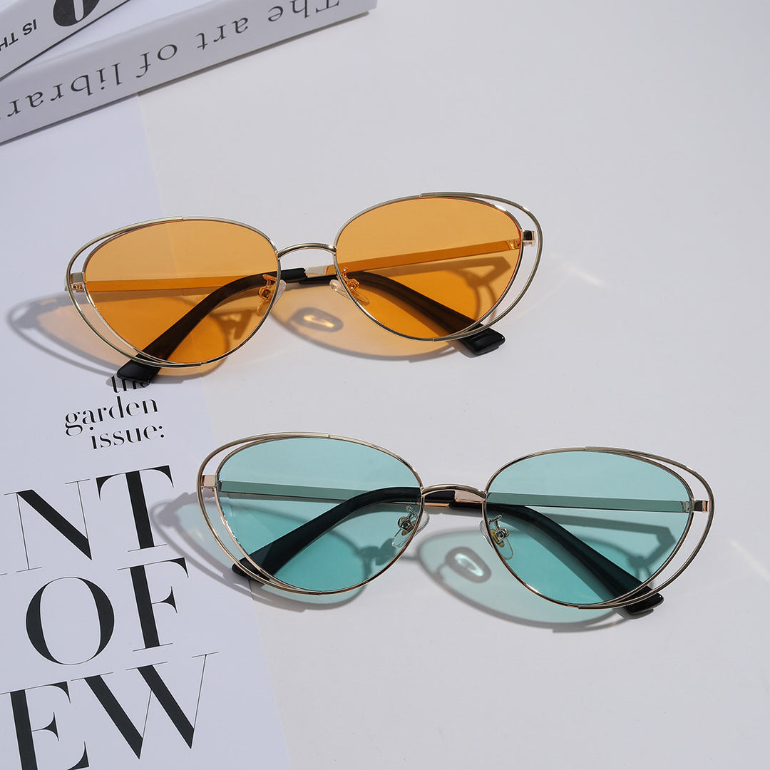 Dame geometrisk solbrille med rødt glass og elegant metallramme Skanto