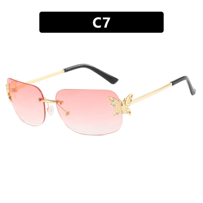 Dame moteriktig solbrille med filigran sommerfugldesign og beskyttende glass Skanto