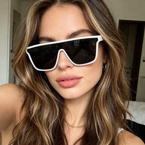 Dame futuristisk motesolbrille med bred ramme og kontrasterende glass Skanto