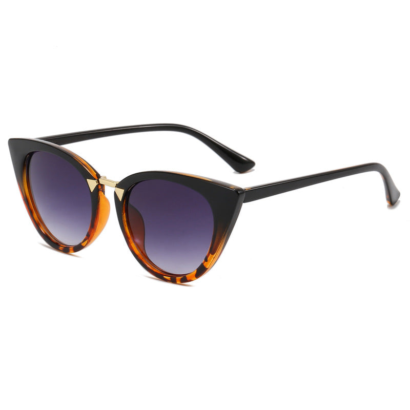 Dame Cat-Eye solbrille med elegant gull detaljer Skanto