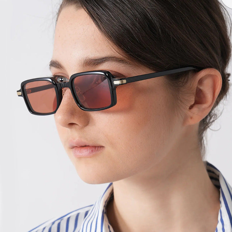 Dame kvadratisk solbrille med beskyttende UV-filter og robust ramme Skanto