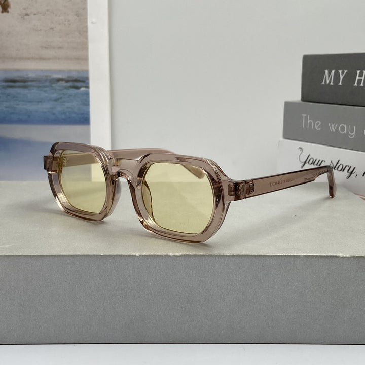 Dame moteriktig solbrille i moderne design med bred ramme Skanto